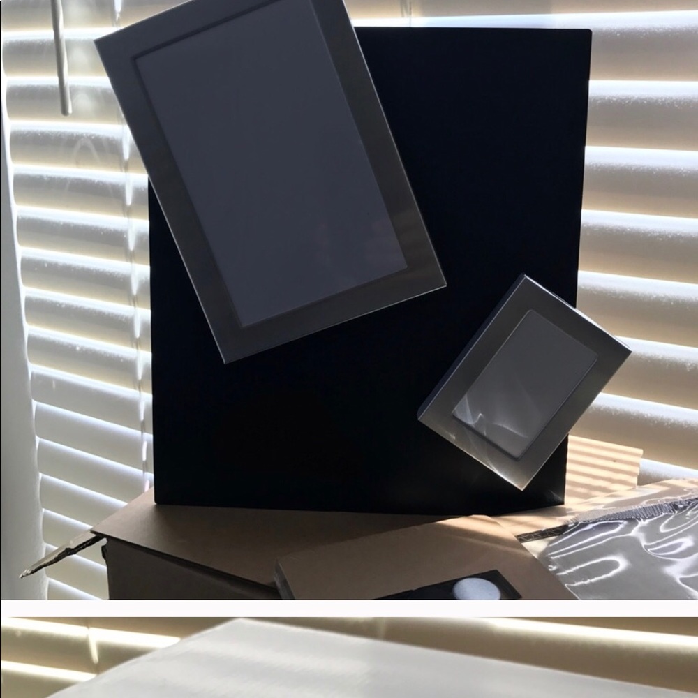 🌴2/$25 OR $19🌴1 Modern Glass & 2 Magnetic Frames - Picture 8 of 8
